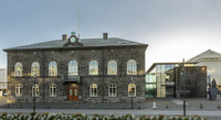 Framhlið Alþingishússins og Skáli