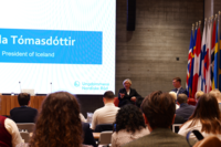Halla Tómasdóttir talar fyrir sal UNR, sem er Þing Norðurlandaráðs Æskunnar